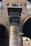 la celeberrima colonna del Volto del Cavallo, detta Colonna Ebraica, venne ricostruita con le pietre tombali di un cimitero ebraico distrutto nel XVIII secolo.