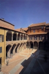 Il cortile e il loggiato della sede della Fondazione della Cassa di Risparmio di Ferrara. 