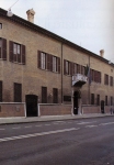 Il fronte del cinquecentesco palazzo, affacciato sul corso Giovecca, che ospita la sede centrale della Banca di Credito Agrario di Ferrara, recentemente incorporata nella Cassa di Risparmio di Ferrara.