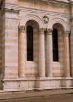 Echi medievali nel Campanile albertiano: gli archi delle finestre e le fasce bianco-rosate.