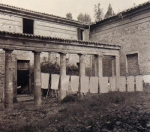 Un cortile interno, occupato da famiglie di sfollati nel dopoguerra.
