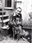 Gian Franco Rossi nel suo giardino con uno dei suoi cani.