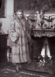 La duchessa Rita Massari davanti al caminetto del suo soggiorno.