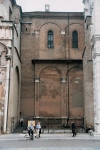 Scorcio della Cattedrale di Ferrara da piazza Trento e Trieste, allo stato attuale, prima (a sinistra) e dopo (a destra) il restauro.