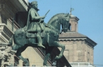 La statua equestre di Niccolò III d'Este, davanti al Volto del cavallo, in piazza del Duomo.