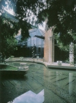 I giardini della sede operativa della Cassa di Risparmio di Ferrara, al numero 65 di corso Giovecca.