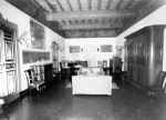 Il salotto di casa Bonfiglioli; in fondo alla stanza si nota il famoso Steinway che veniva utilizzato per i concerti pianistici.