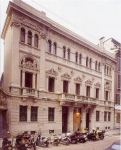 La sede di Milano della Cassa di Risparmio di Ferrara.