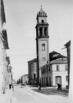 Corso Porta Po in una foto degli anni 1930, con il caratteristico campanile pendente di San Benedetto. 