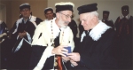 Il Rettore dell'Università degli Studi di Ferrara, Professor Francesco Conconi (a sinistra), conferisce al Maestro Adriano Franceschini, il 24 ottobre 2000, la laurea honoris causa in Lettere.