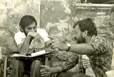 Cesare Bornazzini, sceneggiatore de Le strelle nel fosso, sul set del film con il regista Pupi Avati