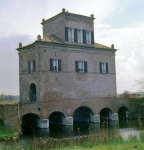 Torre Abate, manufatto idraulico estense del 1580, dotato di porte ?vinciane? per regolare il deflusso a mare delle acque interne.
