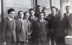 Politecnico di Milano, anno  accademico 1953-1954:gli studenti della scuola del professor Natta, in seguito insignito del Premio Nobel per la scoperta del polipropilene. Nella foto si riconoscono, oltre al professor Natta, secondo da destra, anche l'autore dell'articolo, secondo da sinistra.