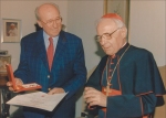 Corbo che riceve dal cardinale Poletti l'onorificenza di Commendator dell'Ordine di San Gregorio Magno.