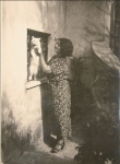 «La gatta col / gattino / I Edizione / Teresina 1937»: la moglie di Corrado Govoni, Teresa Albisetti, con il gatto di famiglia.