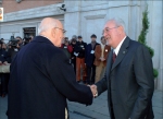 Il presidente della Cassa di Risparmio di Ferrara accoglie il capo dello Stato davanti alla sede di corso Giovecca.