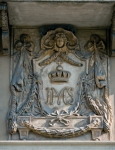 il monogramma che decora la facciata della Palazzina dei Cavalieri di Malta in C.so Porta Mare.