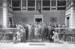 Iolanda di Savoia (Ferrara). Il Cav. Orfeo Marchetti, in primo piano il secondo da destra, con vari dipendenti negli anni 40. Sullo sfondo gli uffici aziendali.