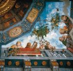Un particolare degli affreschi che decorano la “Sala del Tesoro” eseguiti da Garofalo e dai suoi collaboratori presso Palazzo Ludovico il Moro, nelle pagine seguenti alcune immagini dell’allestimento della mostra “La Leggenda del Collezionismo”.