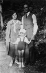 Cesare Finzi, nel 1934, con il padre e la madre.