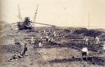 Un'immagine d'epoca delle bonifiche ferraresi: la draga ''Isola'' durante gli scavi del canale Lombardo.
