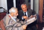 Mario Soldati con Alfredo Santini mentre ammira le prime pagine della riproduzione in fac simile della Bibbia di Borso d'Este.