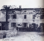 Il punto vendita della Cooperativa Agricola di Lavoro e Consumo di Pilastri, nel 1920.