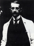 Un ritratto di Corrado Tumiati, medico psichiatra e scrittore, vincitore del Premio Viareggio 1931 con una raccolta di racconti intitolata I tetti rossi.