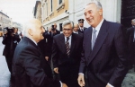 Alfredo Santini accoglie il Presidente della Repubblica, Oscar Luigi Scalfaro, e il Governatore della Banca d'Italia, Antonio Fazio, intervenuti alle celebrazioni per il 160° anniversario della Cassa.
